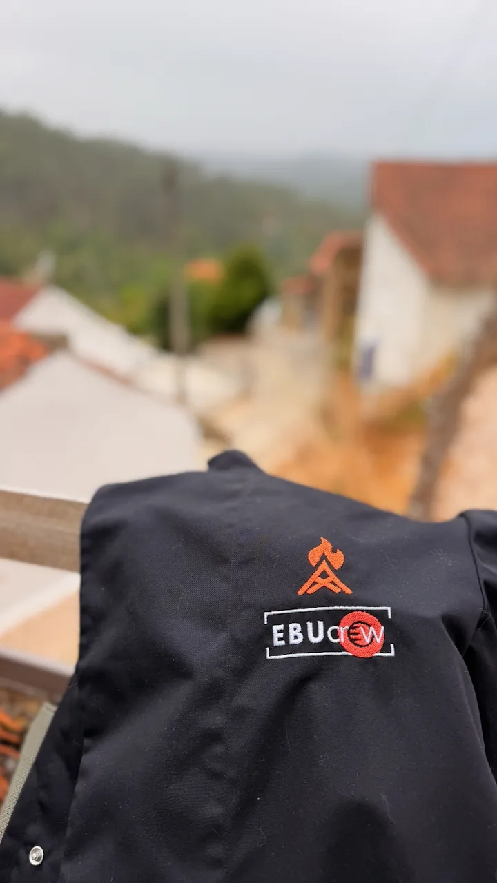 Veste EBU Crew posée sur une rambarde, la vallée de Góis en arrière-plan
