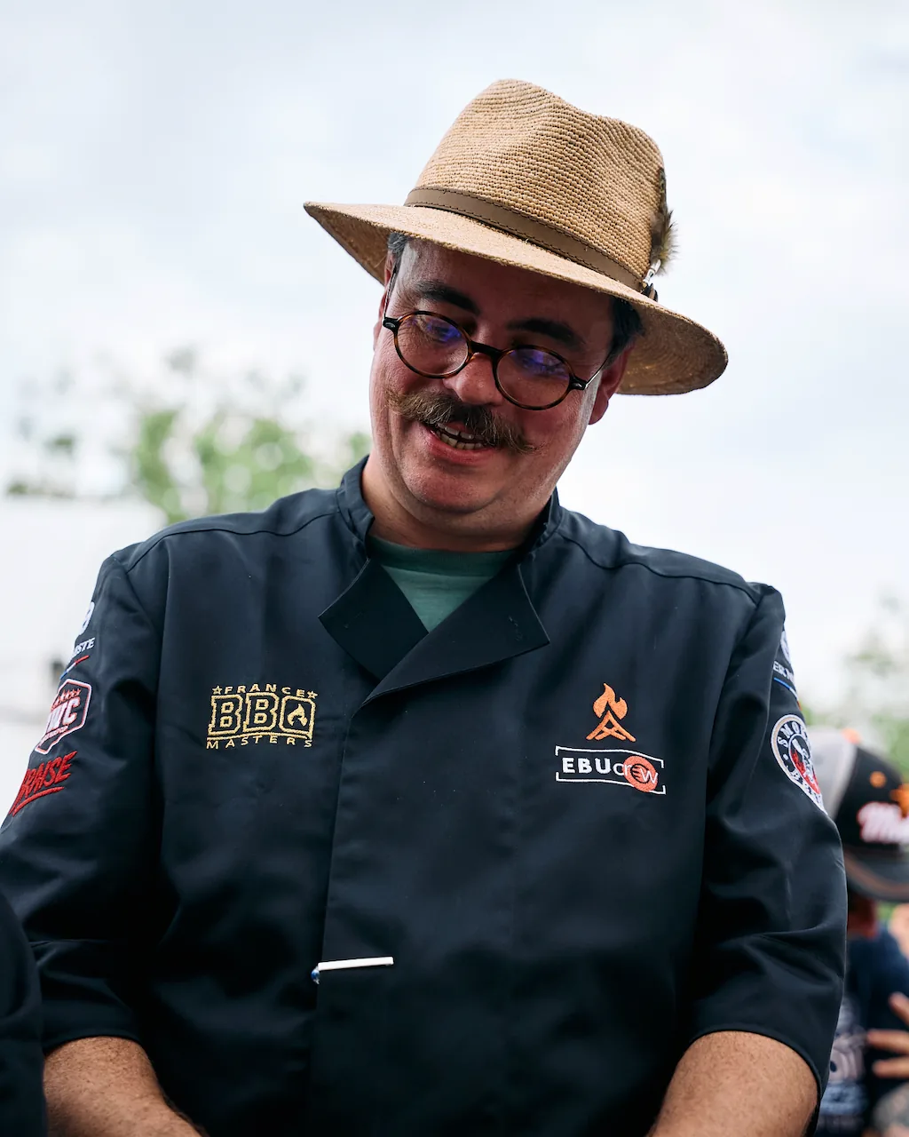 Régis Calcus, chapeau de paille et veste EBU Crew